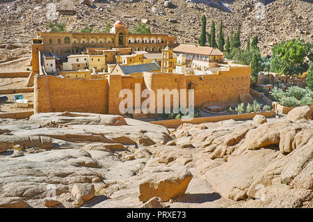 Santa Caterina monastero si trova nella gola tra i pendii rocciosi della montagna, servendo la perfetta punti di vista, aprendo la vista su questo histori Foto Stock