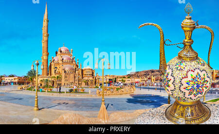 Tradizionale caffè arabico pot con tubo di lancio lungo e pattern di pezzi di vetro sul tavolo di outdoor cafe in moschea Sahaba square, Sharm El Sheikh, Egyp Foto Stock