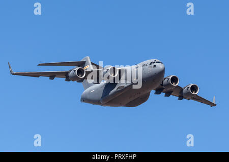 United States Air Force (USAF) Boeing C-17A Globemaster III i velivoli militari da trasporto 05-5153 dal 535th Airlift Squadron, xv Airlift Wing bas Foto Stock