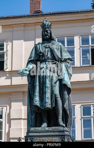 Karolo Quarto (Carlo IV, re di Boemia e Sacro Romano Imperatore nel Cavalieri della Croce Square, Praga Foto Stock