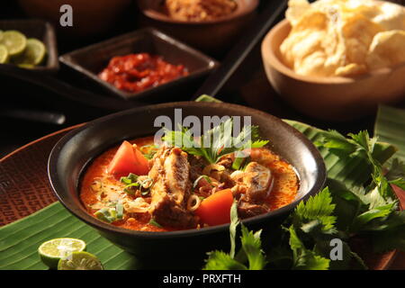 Soto Tangkar. Costate di manzo e latte di cocco zuppa da Betawi, Jakara Foto Stock