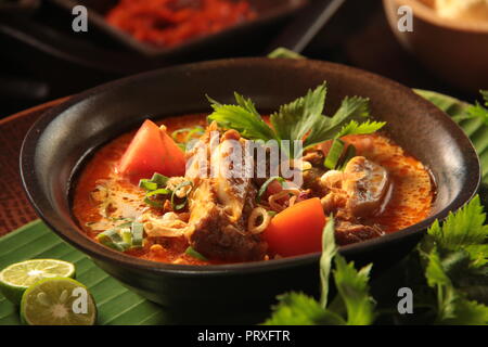 Soto Tangkar. Costate di manzo e latte di cocco zuppa da Betawi, Jakara Foto Stock