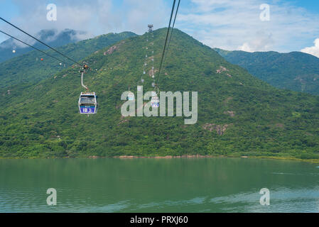 NGONG PING, HONG KONG - AUG. 5, 2017 : Il cavo auto per il villaggio di Ngong Ping una delle principali attrazioni turistiche di Hong Kong. Foto Stock