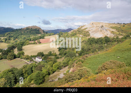 Le scogliere calcaree della scarpata Eglwyseg sopra la Vale of Llangollen, Wales, Regno Unito Foto Stock