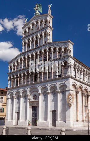 Facciata della chiesa di San Michele in Lucca, Toscana, Italia Foto Stock