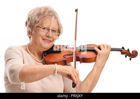 Donna matura suona il violino isolati su sfondo bianco Foto Stock