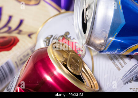 Birra vuote e lattine di grandi dimensioni Foto Stock