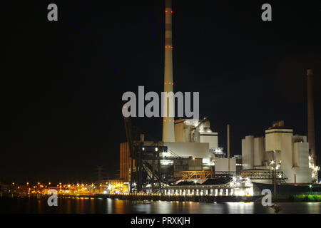 Porti di Brema notte Stadtwerke con luci energia per la città centrali a carbone Foto Stock