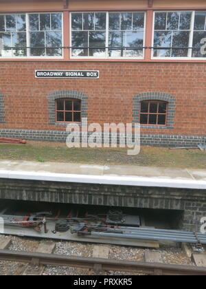 Una foto del nuovo mattone-costruito la casella segnale e i relativi apparecchi di segnalazione a fianco della pista a Broadway station su GWR Foto Stock