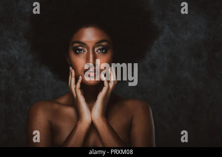 Bella donna nera, beauty set di studio Foto Stock