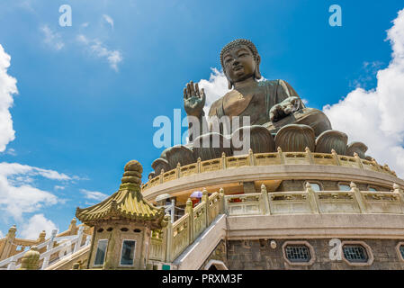 Il Villaggio di Ngong Ping, Lantau Island, HONG KONG - AUG. 5, 2017 : Tian Tan Buddha o la grande statua del Buddha è una grande statua di bronzo di un Buddha Shakyamuni Foto Stock