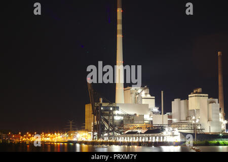 Porti di Brema notte Stadtwerke con luci energia per la città centrali a carbone Foto Stock