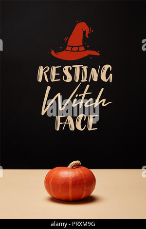 Uno arancione zucca sul tavolo con witch hat e 'resting strega face' scritte Foto Stock