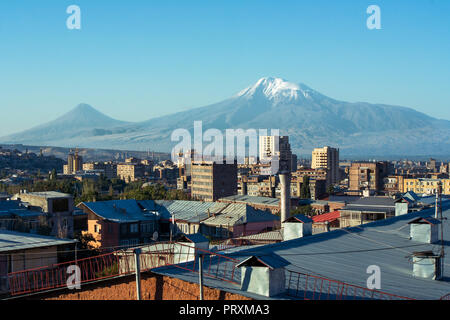 Il monte Ararat come osservata attraverso i tetti di Yerevan, il Campidoglio dell'Armenia. Il monte Ararat è il simbolo dell'Armenia ma situato in Turchia. Foto Stock