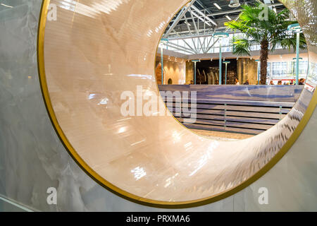 BOLOGNA (Italia), 28 settembre 2018: persone che visitano CERSAIE Salone internazionale delle piastrelle di ceramica e arredo bagno Foto Stock