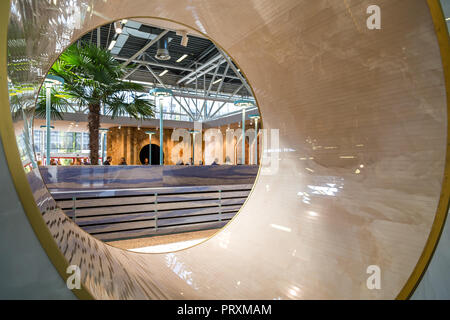 BOLOGNA (Italia), 28 settembre 2018: persone che visitano CERSAIE Salone internazionale delle piastrelle di ceramica e arredo bagno Foto Stock