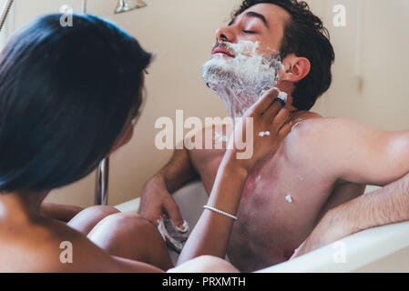 Matura in amore di trascorrere del tempo insieme in casa. Momenti romantici in bagno Foto Stock