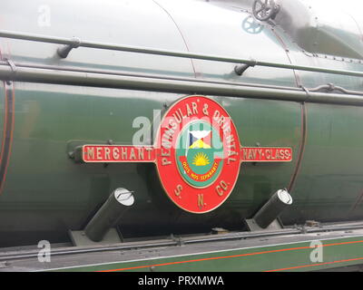 Close-up della P&O logo sulla locomotiva 35006 in bella livrea verde sul Gloucestershire Warwickshire Ferrovie a Vapore Foto Stock