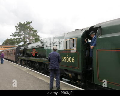 Close-up di locomotiva 35006 in bella livrea verde sul Gloucestershire Warwickshire Ferrovie a Vapore Foto Stock