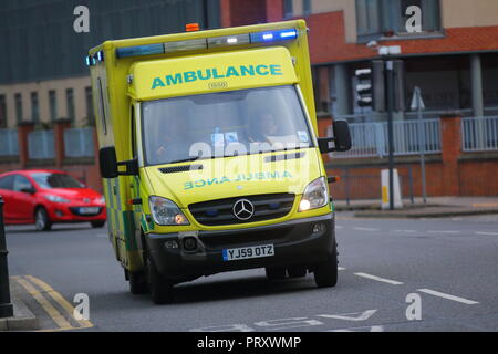 NHS ambulanza di emergenza risponde a un incidente Foto Stock