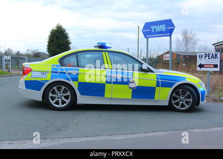 Una BMW auto della polizia da West Yorkshire Police in un incidente in Garforth, Leeds, West Yorkshire. Foto Stock