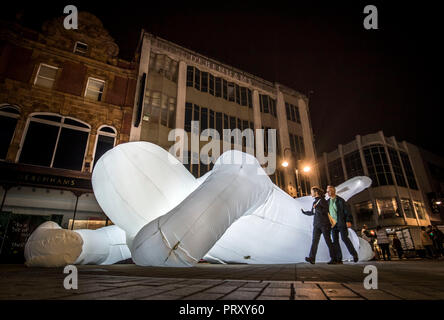 I membri del pubblico di interagire con un'opera d'arte durante la prima notte di luce notte di Leeds, uno dei più grande del Regno Unito di arti annuale e la luce del festival, in Leeds. Foto Stock