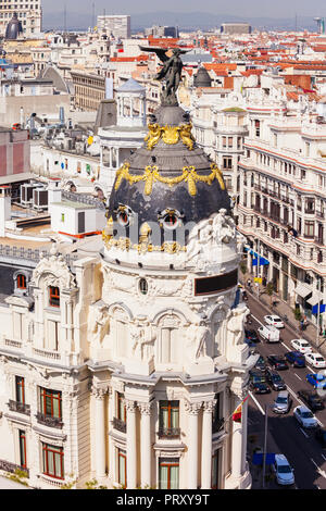 Il Metropolis edificio o edificio Metropolis è un edificio adibito a ufficio all' angolo di Calle de Alcalá e la Gran Via a Madrid, Spagna Foto Stock