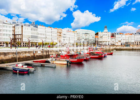 Yacht e Barche a La Coruña in porto della città in Galizia, Spagna Foto Stock