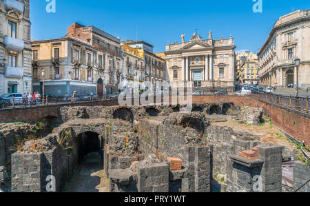 L' anfiteatro romano con la Chiesa di San Biagio a Catania in una mattina d'estate. La Sicilia Il sud dell'Italia. Foto Stock