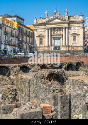 L' anfiteatro romano con la Chiesa di San Biagio a Catania in una mattina d'estate. La Sicilia Il sud dell'Italia. Foto Stock