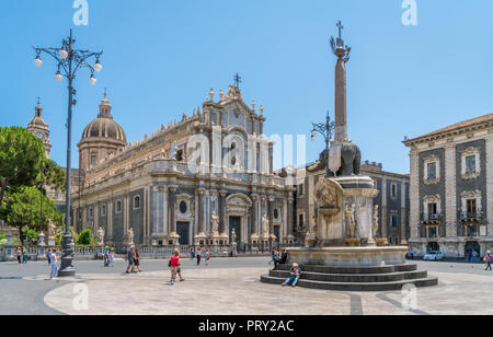 Piazza del Duomo di Catania su una mattina d'estate, con il Duomo di Sant'Agata e la Fontana dell'Elefante. La Sicilia Il sud dell'Italia. Foto Stock