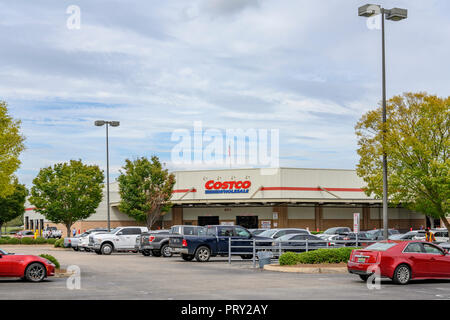 Costco Wholesale retail store di magazzino esterno, segno aziendale e il logo a Montgomery in Alabama, Stati Uniti d'America. Foto Stock