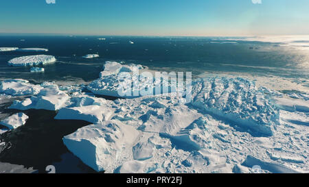 Il ghiaccio la punta di un iceberg, antica ghiaccio, il sole splende attraverso. Close-up. L'Antartide. Foto Stock