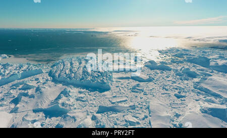 Il ghiaccio la punta di un iceberg, antica ghiaccio, il sole splende attraverso. Close-up. L'Antartide. Foto Stock