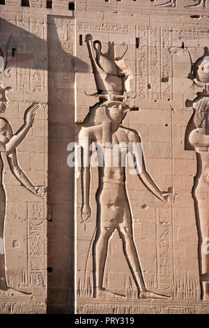 Bassorilievo immagine del Falcon-intitolata dio egizio Horus scolpito sul Tempio di Iside, a Philae, Aswan, Egitto. Foto Stock