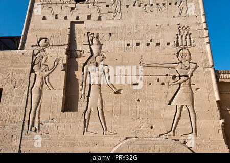 Bassorilievo immagini di egizia dei faraoni e scolpito sul Tempio di Iside, a Philae, Aswan, Egitto. Foto Stock