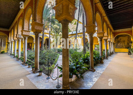 Siviglia, Spagna - 28 Ottobre 2017: Cortile del Palazzo dei duchi di Alba o Palacio de las Duenas Foto Stock