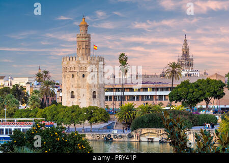 Golden Tower (Torre del Oro) al tramonto dall'altro lato del fiume Guadalquivir, Siviglia (Andalusia), Spagna. Foto Stock