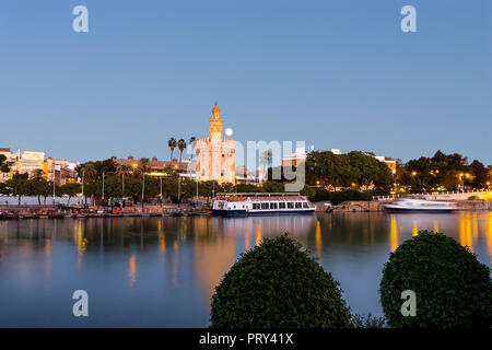 Una lunga esposizione di Golden Tower (Torre del Oro) al tramonto dall'altro lato del fiume Guadalquivir con full MOON RISING, Siviglia (Andalusia), Spai Foto Stock