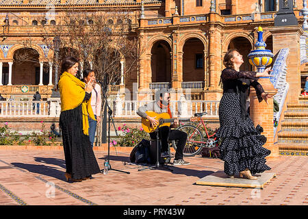 Siviglia, Spagna - 2 Dicembre 2017: un gruppo di flamenco musicisti ballando e cantando in Piazza di Spagna (Plaza de Espana). Il Flamenco è il più popolare Foto Stock