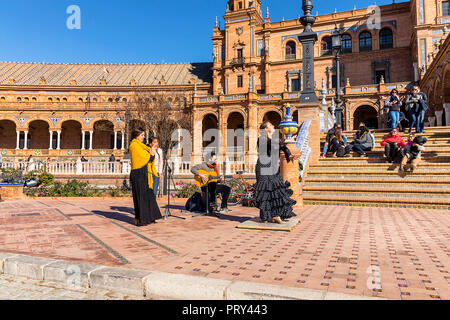 Siviglia, Spagna - 2 Dicembre 2017: un gruppo di flamenco musicisti ballando e cantando in Piazza di Spagna (Plaza de Espana). Il Flamenco è il più popolare Foto Stock