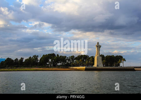 Scoperta la fede Christopher Columbus Monument Panorama, Cristobal Colon scultura in Huelva, Andalusia, Spagna, puntando in America, il nuovo mondo Foto Stock