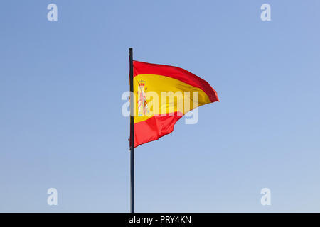 Bandiera della Spagna n chiaro cielo blu Foto Stock