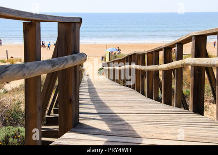 Punta Umbria Huelva, Spagna - 19 Marzo 2017: passerella in legno che conduce alla spiaggia "Los Enebrales" Foto Stock