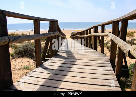 Punta Umbria Huelva, Spagna - 19 Marzo 2017: passerella in legno che conduce alla spiaggia "Los Enebrales" Foto Stock