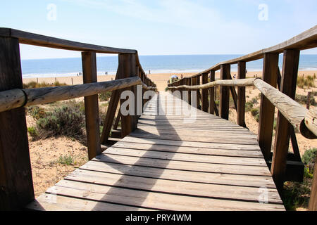 Punta Umbria Huelva, Spagna - 19 Marzo 2017: passerella in legno che conduce alla spiaggia "Los Enebrales" Foto Stock