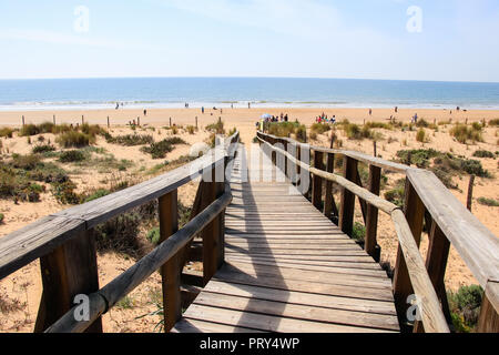 Punta Umbria Huelva, Spagna - 19 Marzo 2017: passerella in legno che conduce alla spiaggia "Los Enebrales" Foto Stock