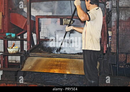 In vecchio stile tradizionale di torrefazione del caffè Foto Stock