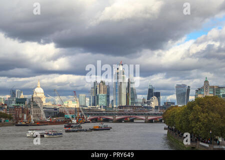 Vista panoramica guardando verso est da Waterloo ponte sopra il fiume Tamigi per la City di Londra il distretto finanziario di grattacieli e la Cattedrale di St Paul Foto Stock