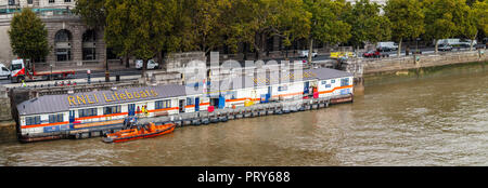 E classe scialuppa di salvataggio "Hurley Burley', Fiume Tamigi RNLI scialuppa di salvataggio pier Tower scialuppa di salvataggio, Stazione Victoria Embankment da Waterloo Bridge, Westminster, London Foto Stock